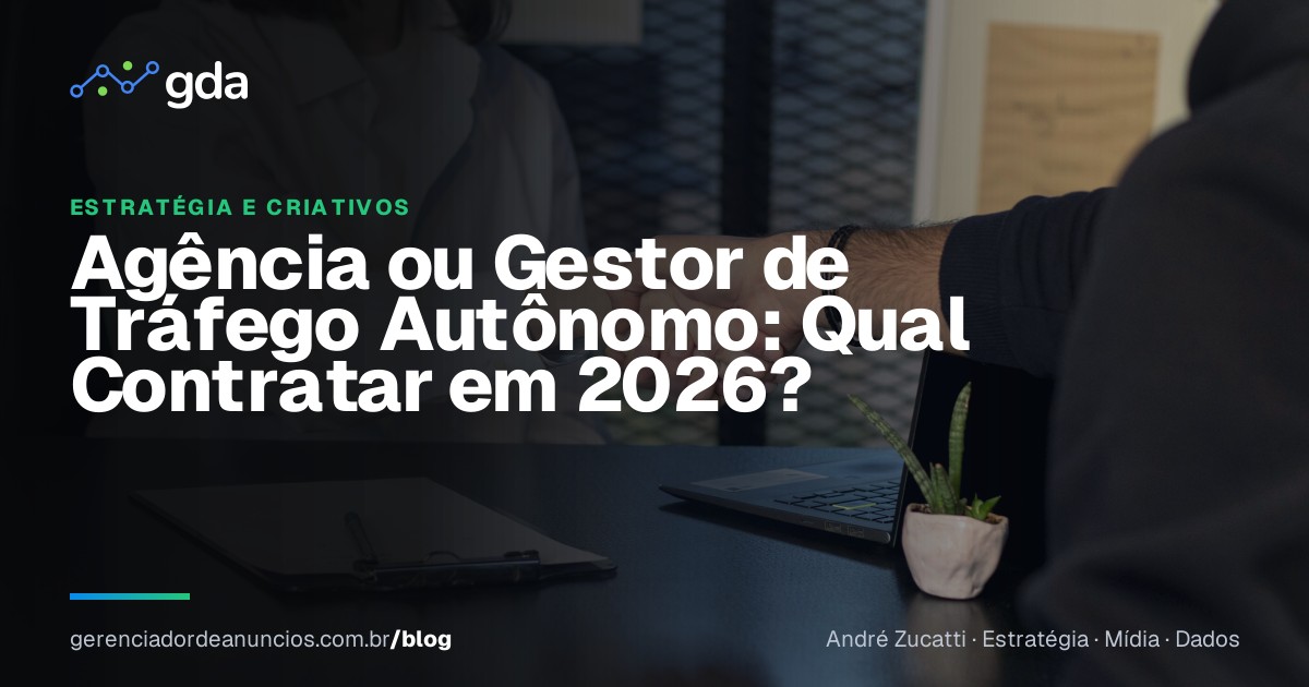 Empresário conversando com consultor de marketing sobre contrato em escritório