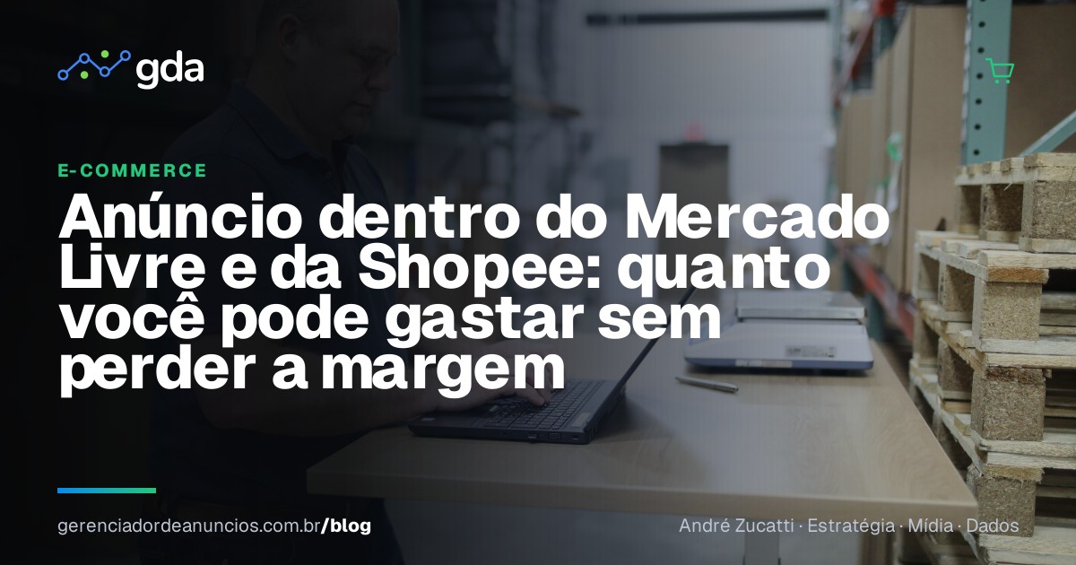 Empresário embalando caixas de pedidos de e-commerce no estoque da própria loja