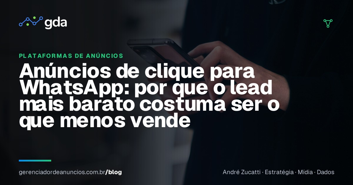 Mãos segurando um celular e digitando uma mensagem em um aplicativo de conversa