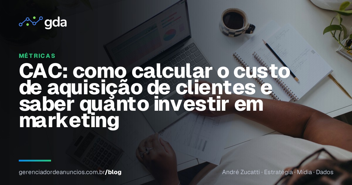 Empresário calculando o custo de aquisição de clientes em uma planilha no computador