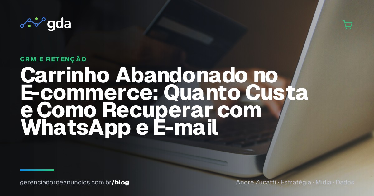 Pessoa fazendo compra online no notebook com cartão de crédito na mão, ilustrando o checkout de uma loja virtual