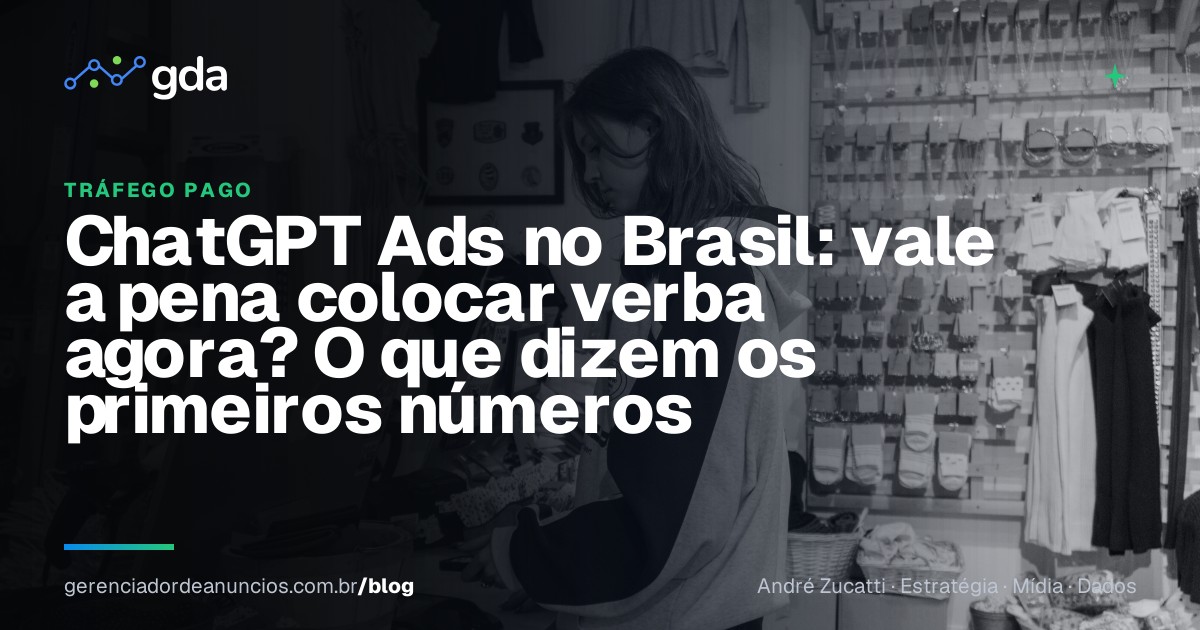 Dono de pequeno negócio usando o celular atrás do balcão da loja