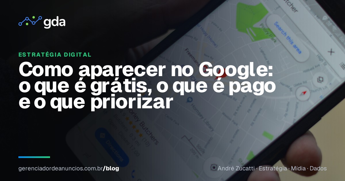 Empresário pesquisando a presença da empresa no Google pelo computador e celular