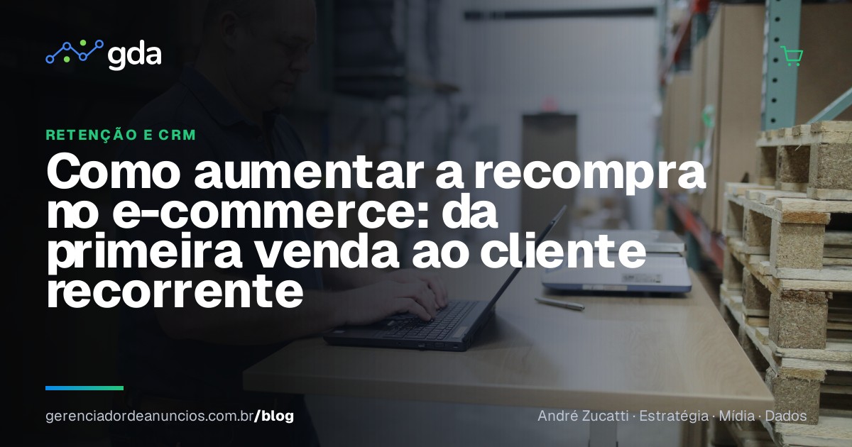 Empresária prepara pedidos recorrentes em uma pequena operação de e-commerce