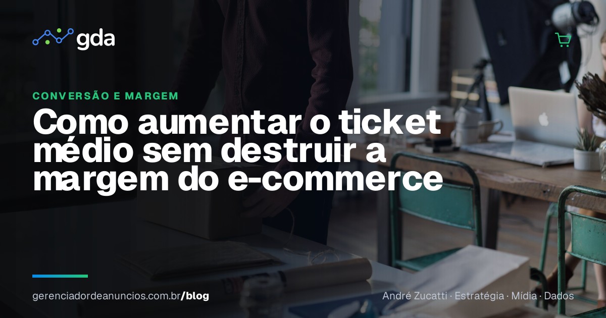 Gestor de e-commerce analisando pedidos e produtos ao lado de um notebook