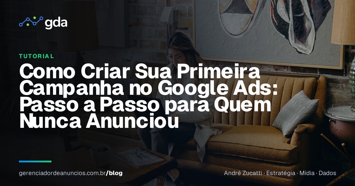 Empresário configurando sua primeira campanha de anúncios no Google Ads em um notebook
