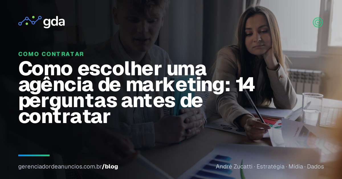 Empresários avaliam uma proposta de marketing durante reunião no escritório