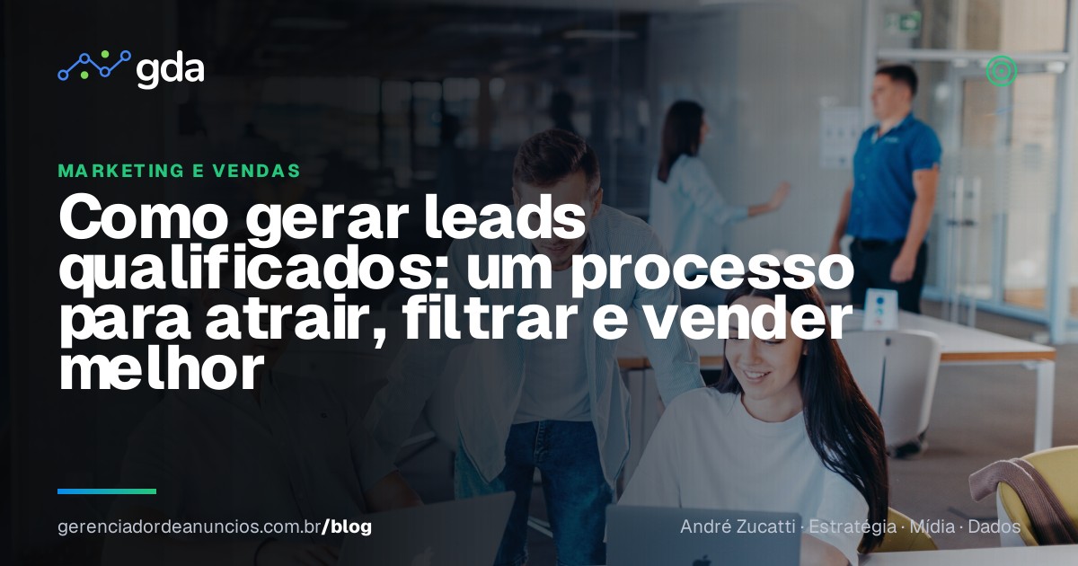 Equipe de pequena empresa analisa leads e oportunidades em um notebook