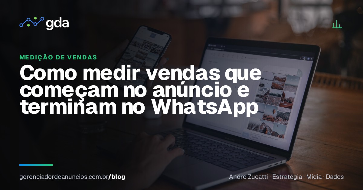 Empresário analisando conversas e vendas no computador e no celular