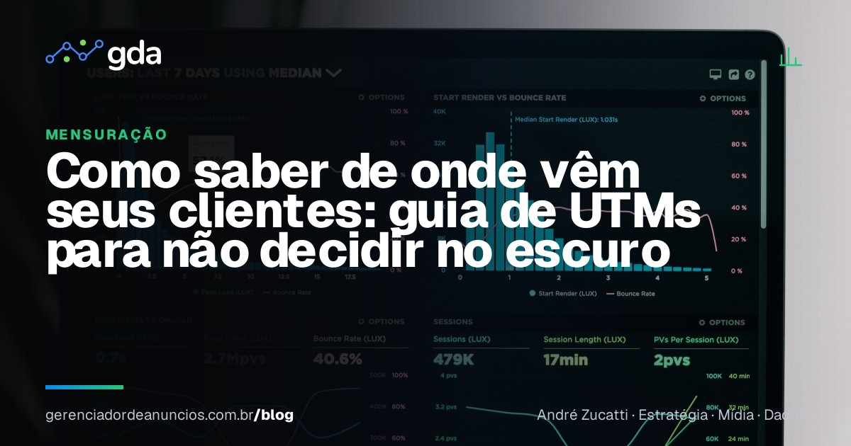 Empresário analisa as origens de tráfego e campanhas em um notebook
