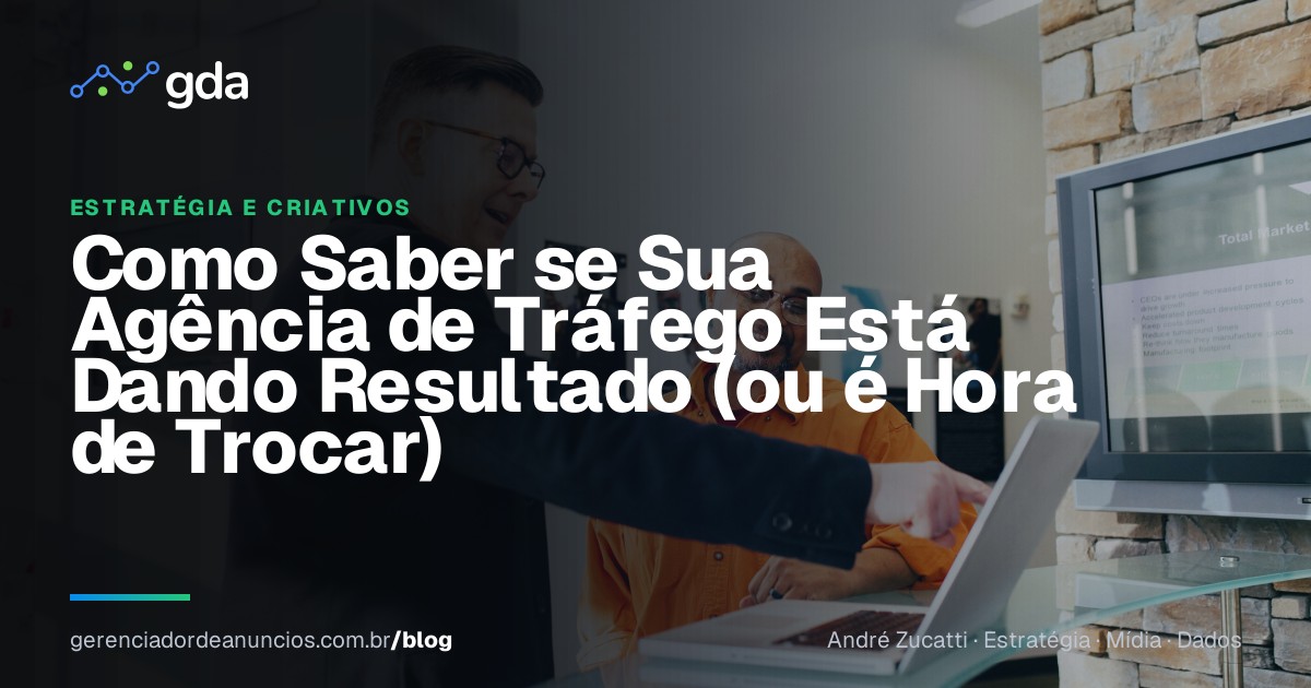 Empresário revisando relatório de campanhas de tráfego pago com um consultor
