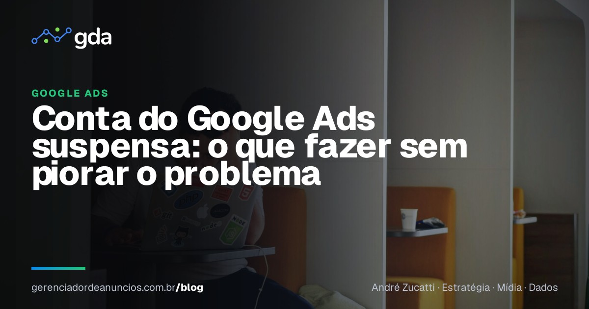Empresário analisando aviso de suspensão do Google Ads no notebook