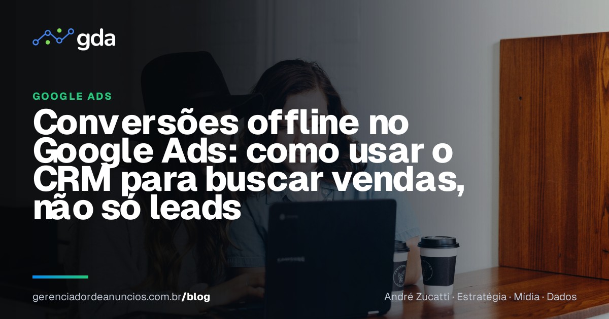 Equipe comercial analisando dados de leads e vendas em um CRM no notebook