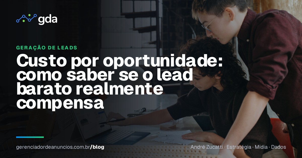 Equipe de pequena empresa analisando leads e oportunidades de vendas em um notebook