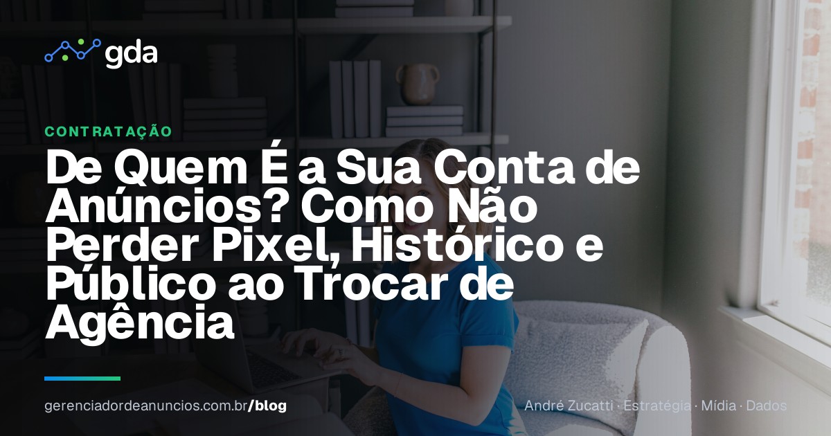 Empresário revisando contrato de agência de marketing no notebook em seu escritório
