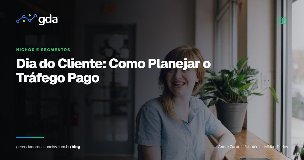 Cliente sorrindo em ambiente de atendimento, representando relacionamento com o consumidor