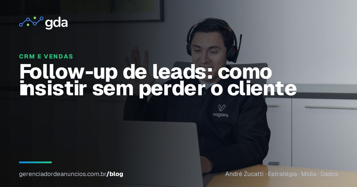 Profissional fazendo follow-up de leads pelo telefone enquanto consulta o CRM no notebook