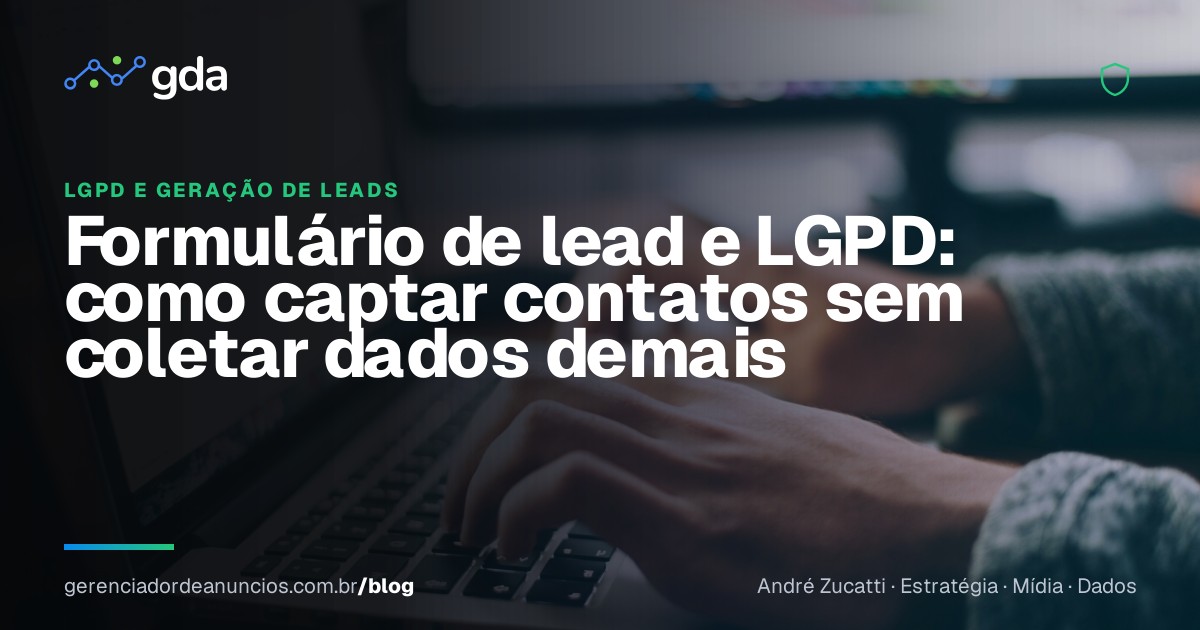Empresário revisando formulário de geração de leads e política de privacidade no notebook