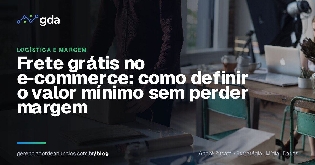 Empreendedor de e-commerce embalando pedidos e calculando custos de frete no notebook