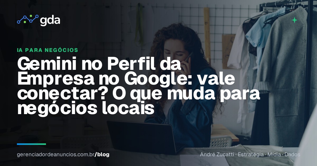Proprietária de pequeno negócio analisando avaliações online em um notebook no balcão da loja
