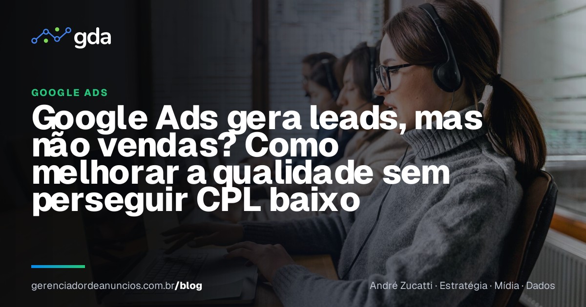 Equipe comercial analisando leads qualificados e resultados de vendas no computador