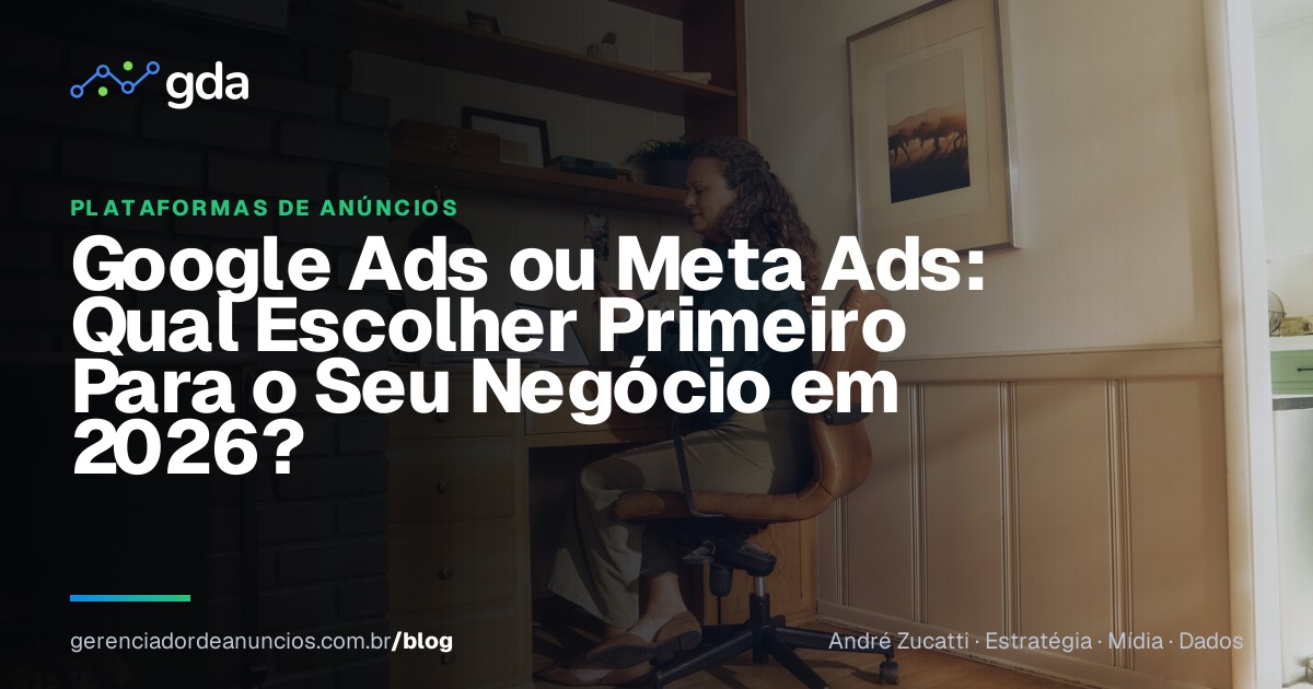 Empresário comparando opções de investimento em marketing digital em um laptop, representando a decisão entre Google Ads e Meta Ads