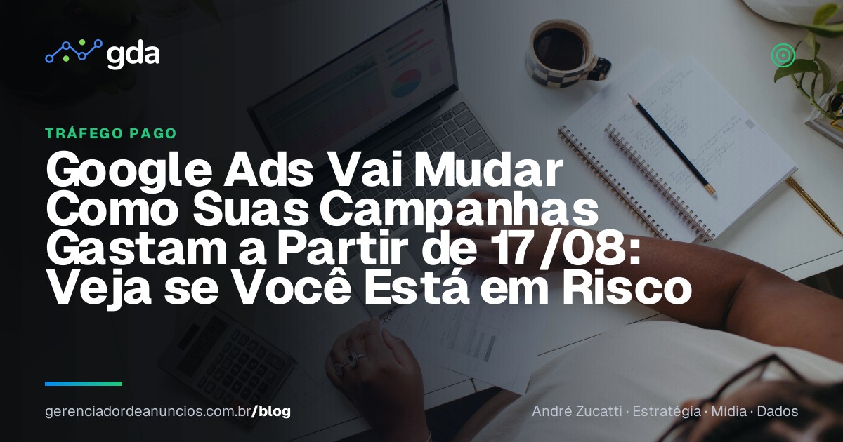 Empresário revisando painel de anúncios e orçamento de tráfego pago no notebook