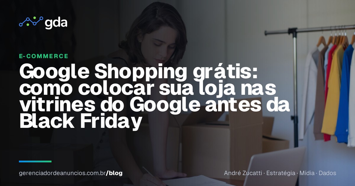 Dona de loja virtual embalando pedidos e conferindo o catálogo de produtos no notebook
