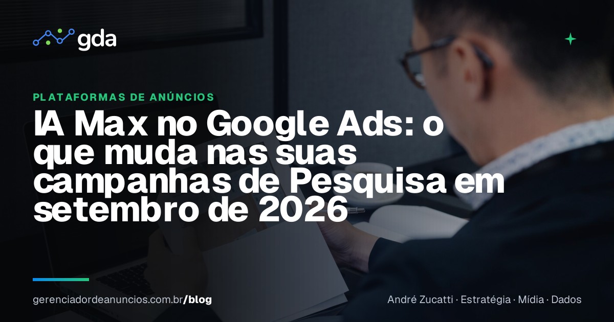 Dono de pequena empresa revisando relatórios de campanha no notebook em seu escritório