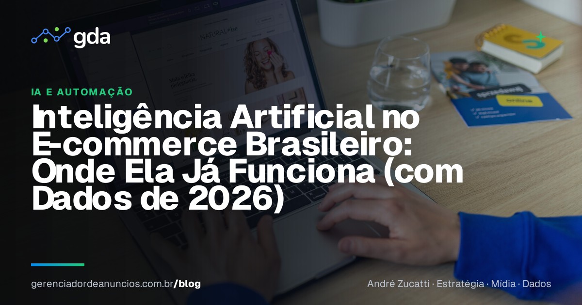 Empreendedor de e-commerce brasileiro usando ferramenta de inteligência artificial no computador para gerenciar a loja