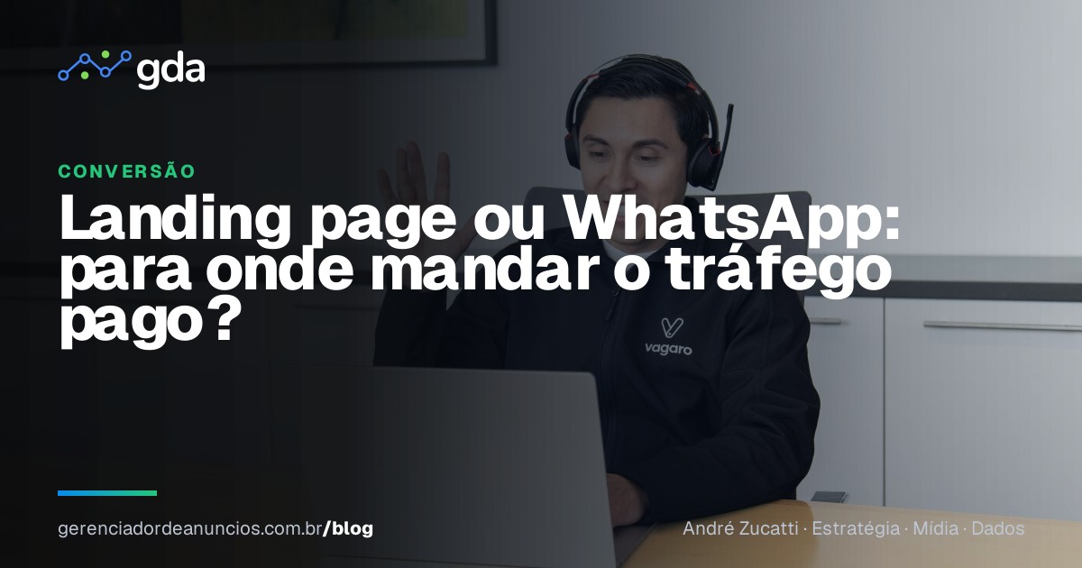 Equipe de atendimento respondendo clientes pelo WhatsApp no computador