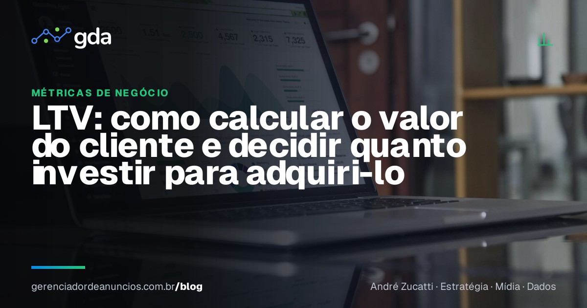 Empresária analisando o valor do cliente e indicadores de retenção no computador