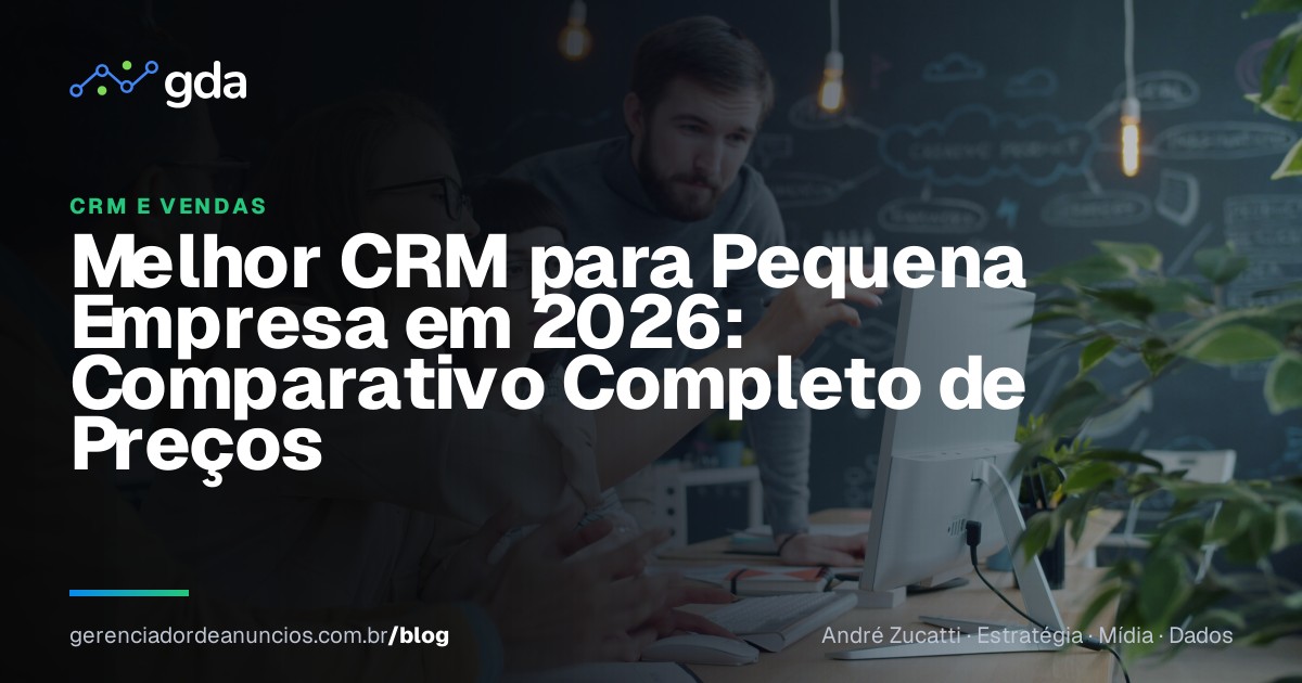 Equipe de pequena empresa analisando funil de vendas em CRM no computador