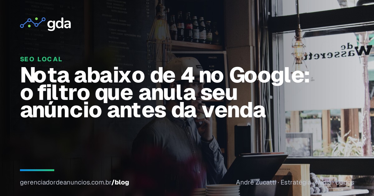 Dono de pequeno negócio conferindo avaliações no celular atrás do balcão da loja
