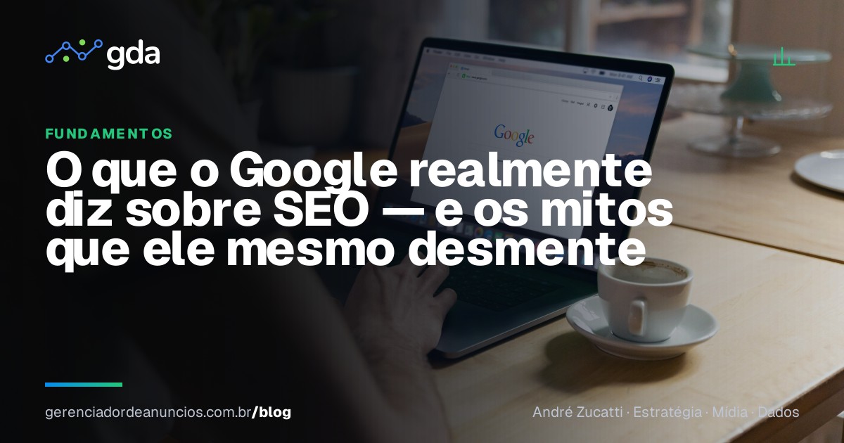 Notebook aberto com a página de busca do Google na tela