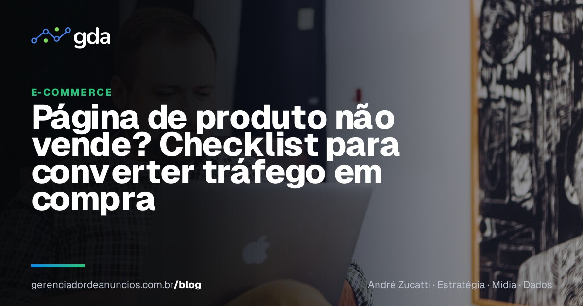 Lojista analisando uma página de produto de e-commerce no notebook