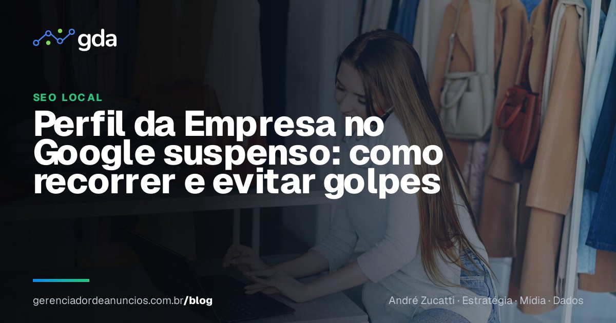 Dona de pequeno negócio preocupada ao consultar um notebook no balcão da loja