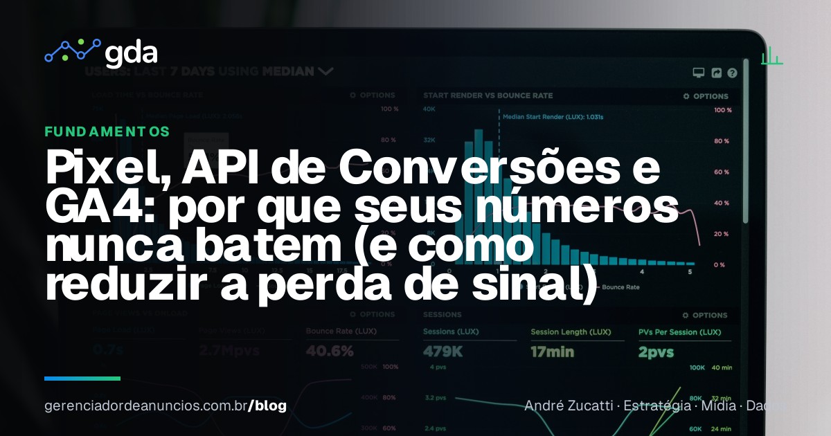 Notebook sobre mesa exibindo painel de analytics com gráficos de conversão
