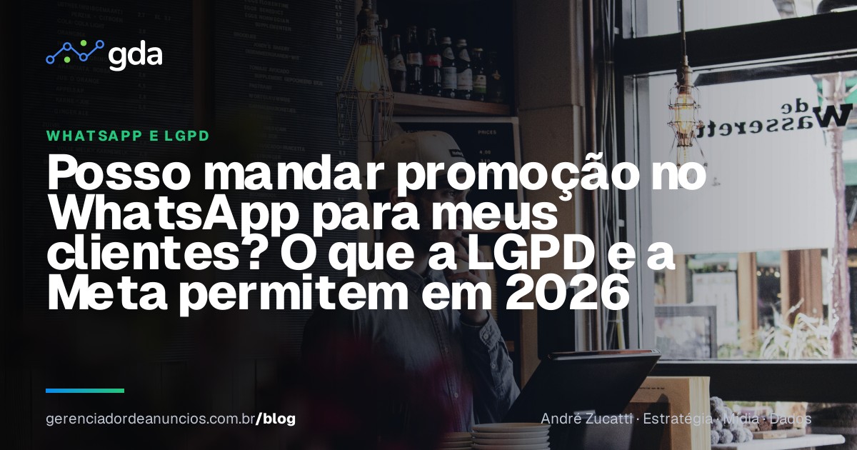 Dono de pequeno negócio digitando no celular atrás do balcão da loja