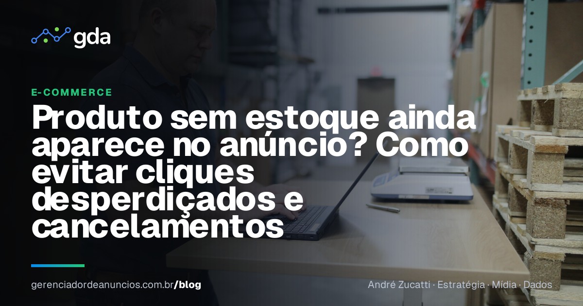 Gestora de e-commerce conferindo estoque em um armazém com um notebook