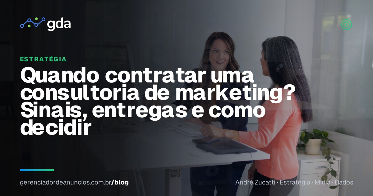 Empresário e consultor analisam uma estratégia de marketing em reunião