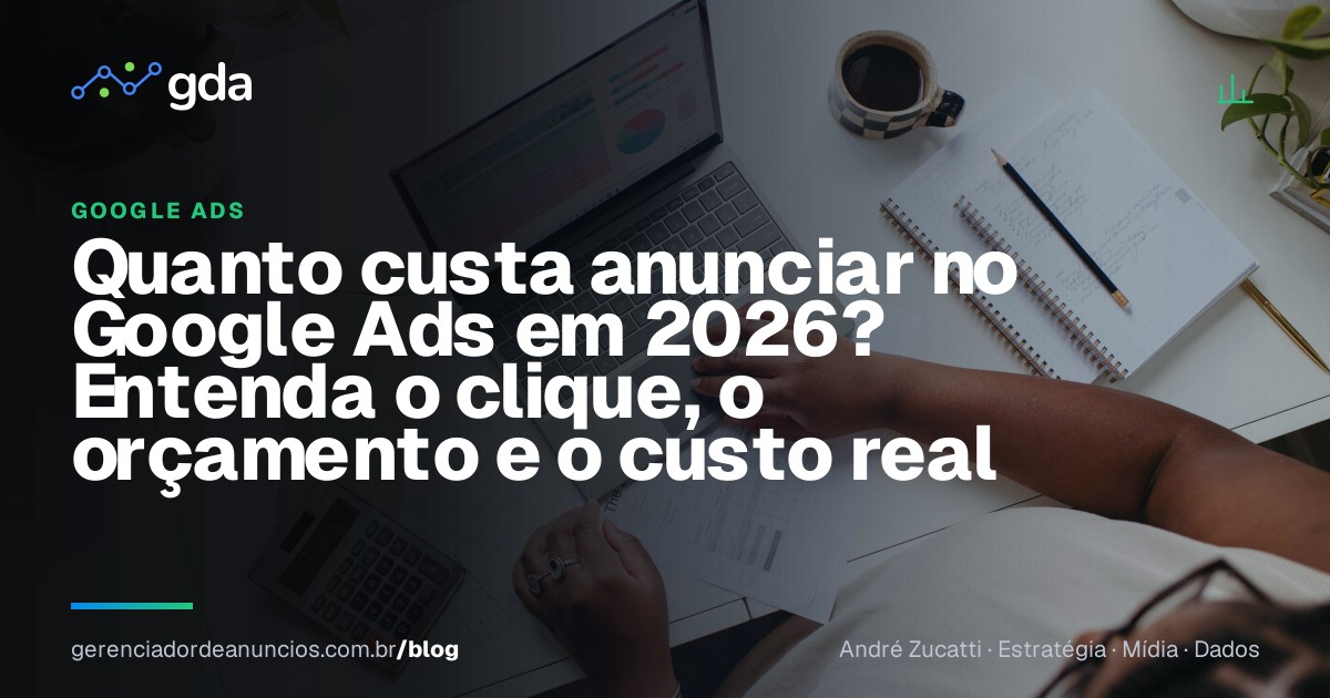 Empresário calculando o orçamento de Google Ads no computador