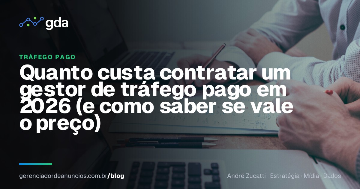 Empresário revisando orçamento de marketing digital com consultor em laptop