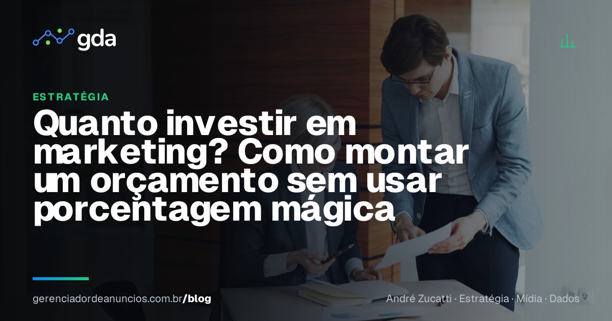 Empresário e consultor analisam uma planilha de orçamento de marketing