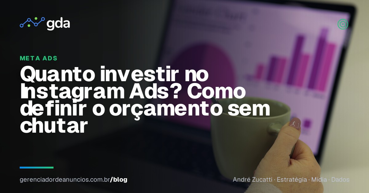 Empresário analisando o orçamento de anúncios em redes sociais no computador