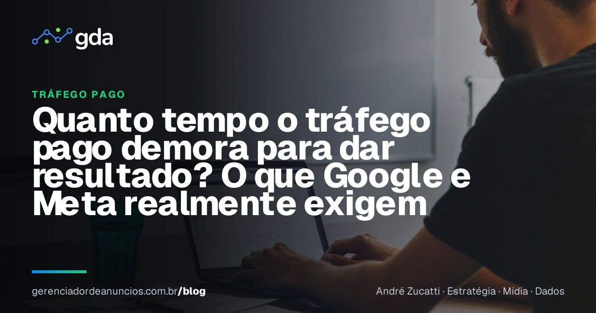 Dono de pequeno negócio conferindo o calendário e o computador no escritório da empresa