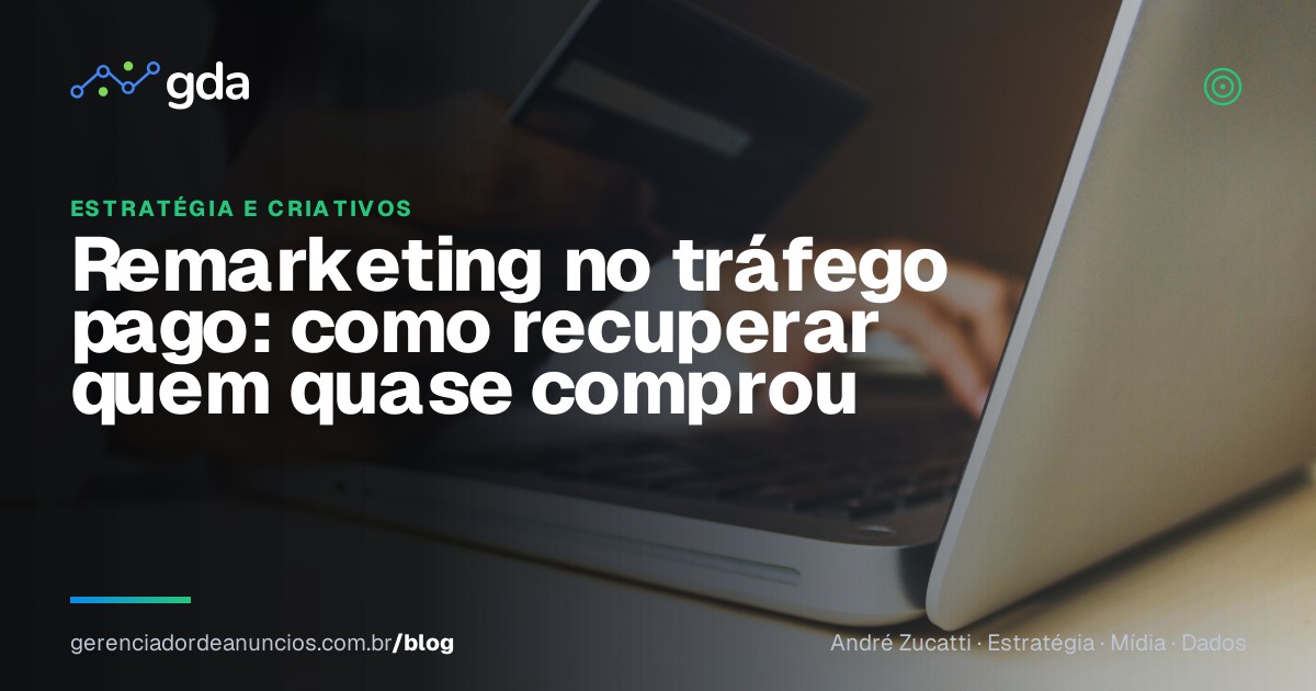 Pessoa usando notebook em uma loja virtual