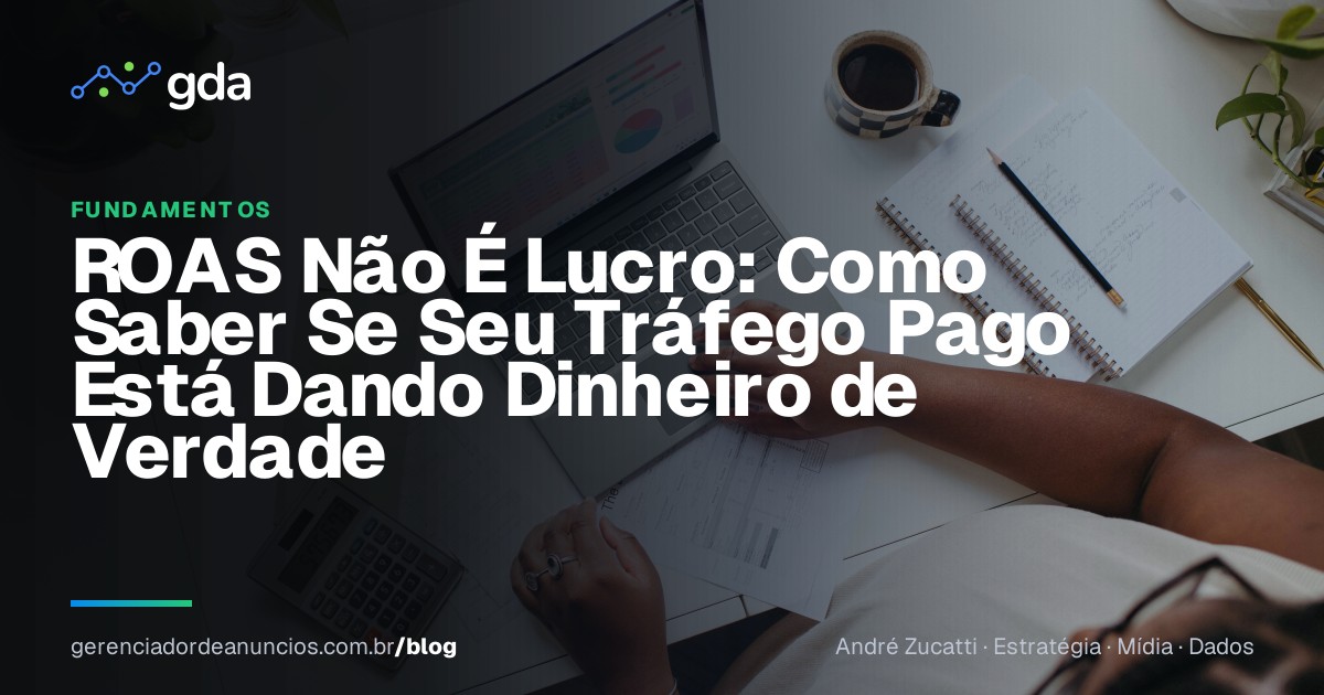 Dono de pequeno negócio calculando margem e lucro de campanhas de anúncios em uma calculadora ao lado do notebook