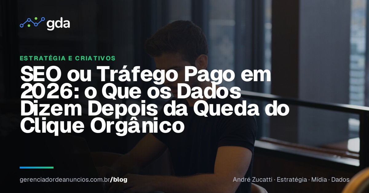 Empresária analisando dados de tráfego do site em um laptop