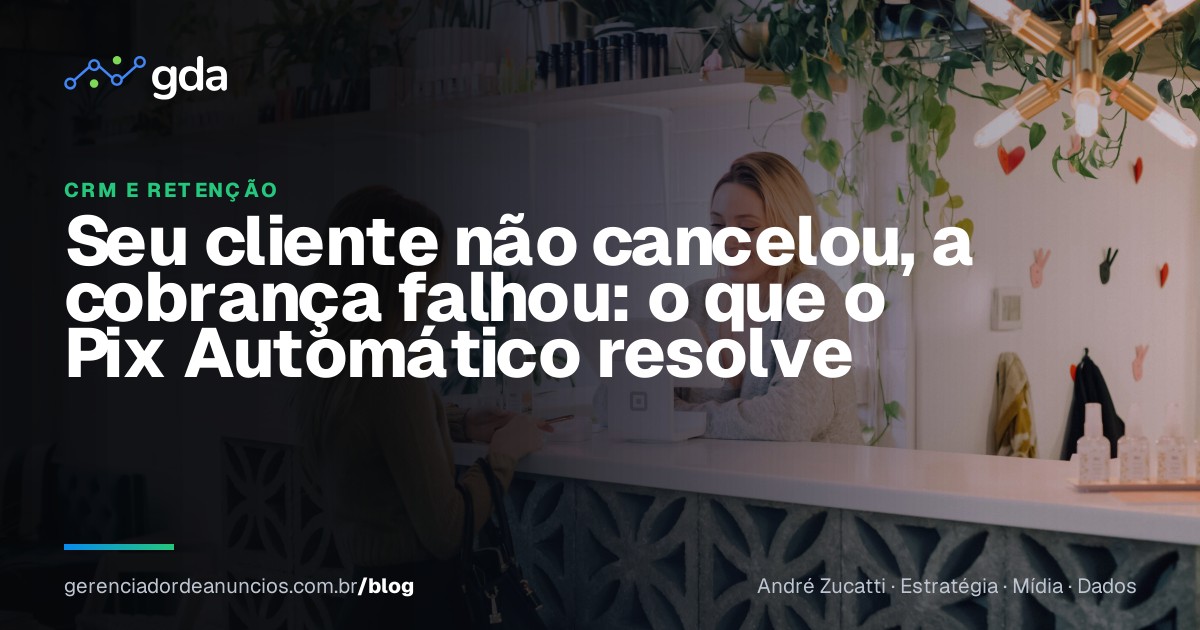 Recepcionista de academia atendendo um aluno no balcão da recepção